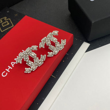 Pendientes con el logotipo de Diamond Pearl