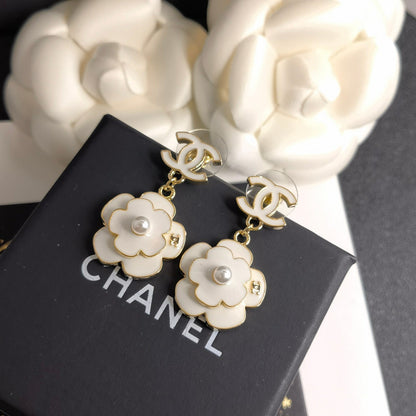 Boucles d'oreilles pendantes fleurs blanches