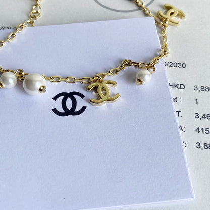 Pulsera de Perlas con Dije de Logo Dorado