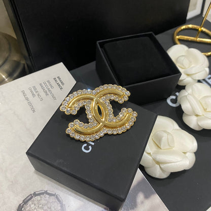 Broche de oro con diamantes de talla brillante de primera calidad