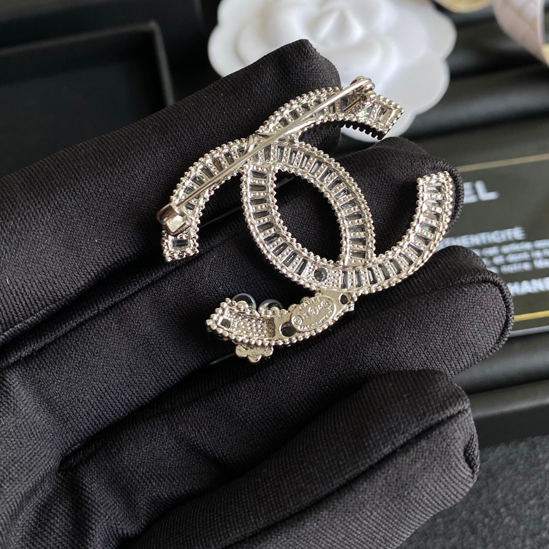 Broche piquée de perles et de diamants
