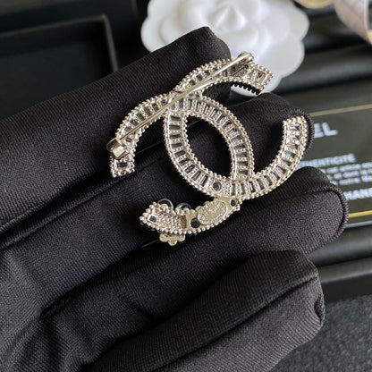 Broche piquée de perles et de diamants