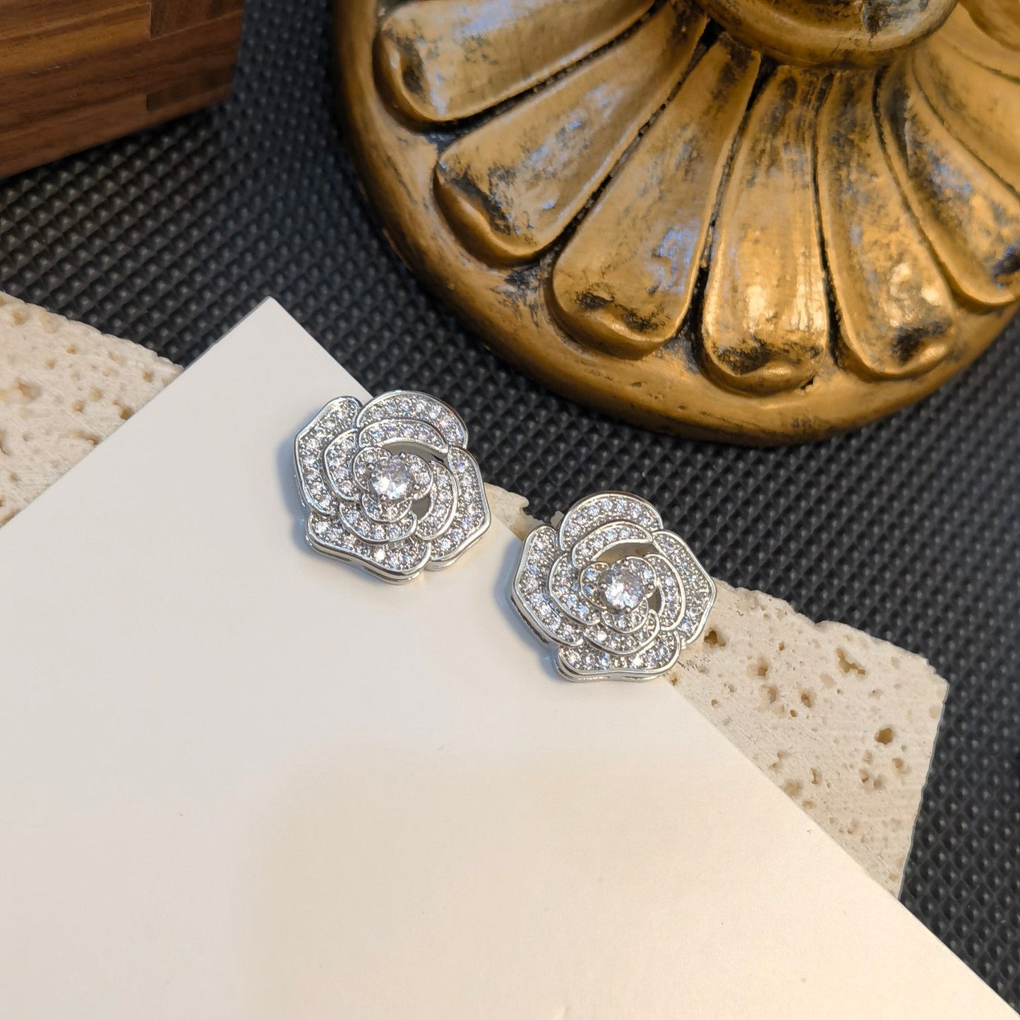 Elegantes Pendientes de Flores con Diamantes