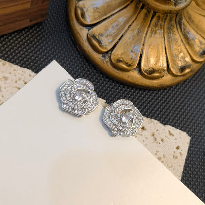 Elegantes Pendientes de Flores con Diamantes
