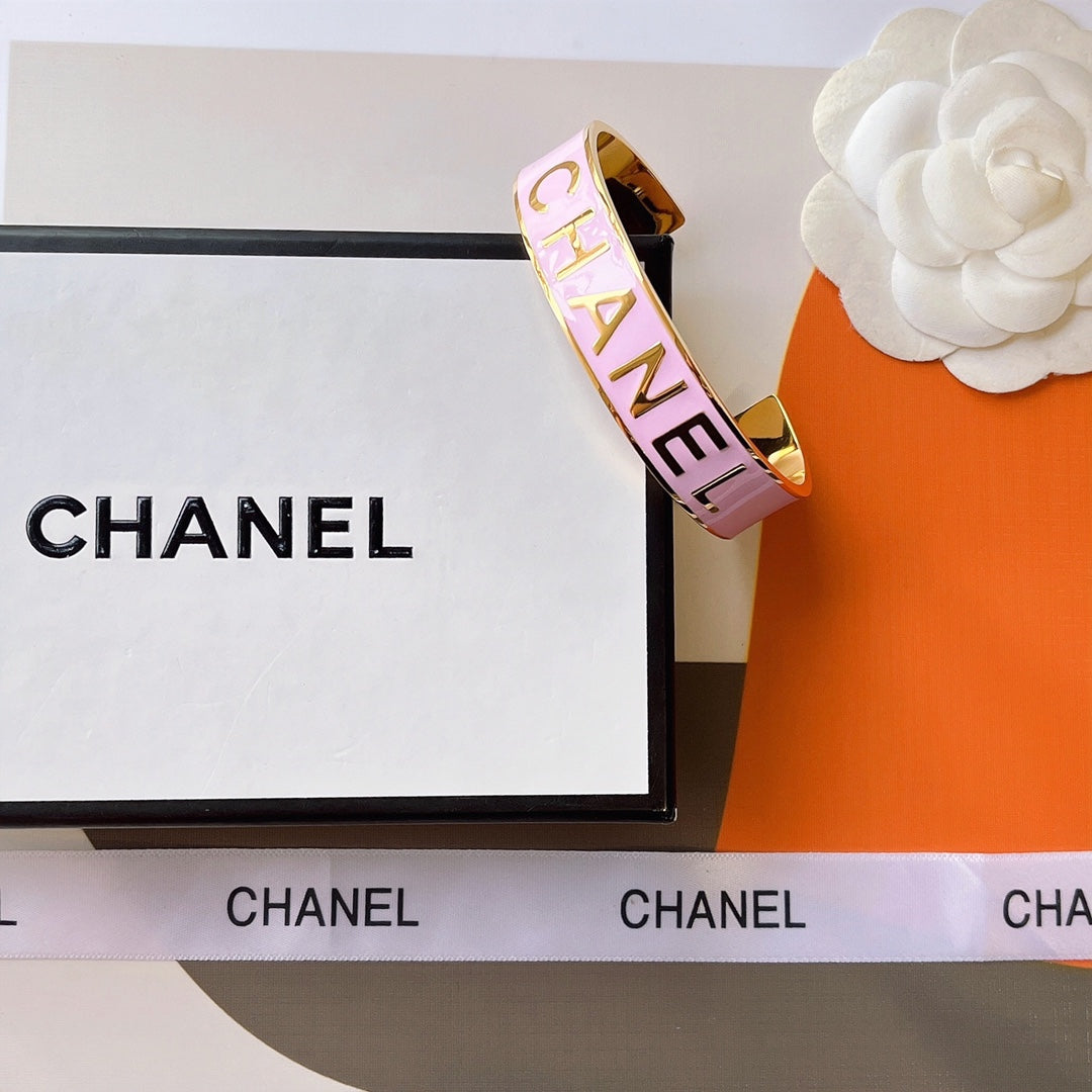 Pulsera abierta de resina epoxi con diseño de moda