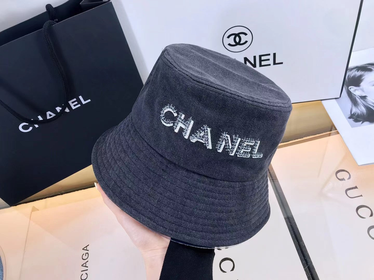 Sombrero de cubo de mezclilla con logo de diamante