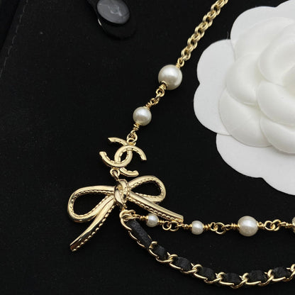 Collier double rang de perles avec nœud.