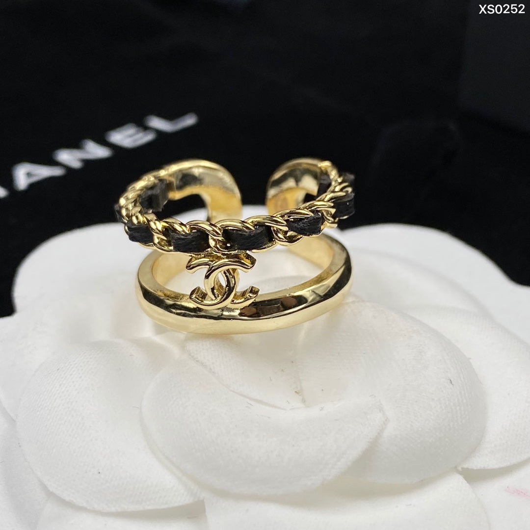 Bague ouverte en cuir avec cordon de tempérament