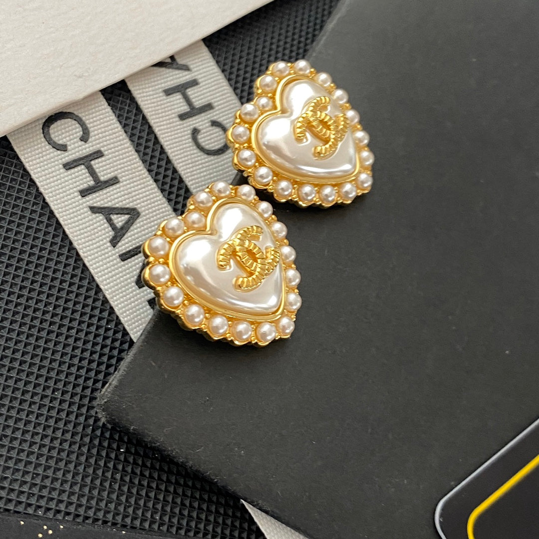 Boucles d'oreilles clous élégantes avec cœur en perle