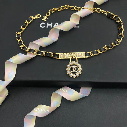 Collar de cuero trenzado con colgante de perla