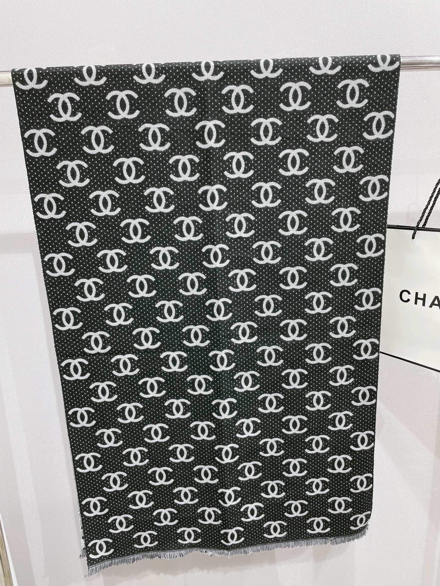 Bufanda pequeña jacquard con logo de temperamento y borde roto