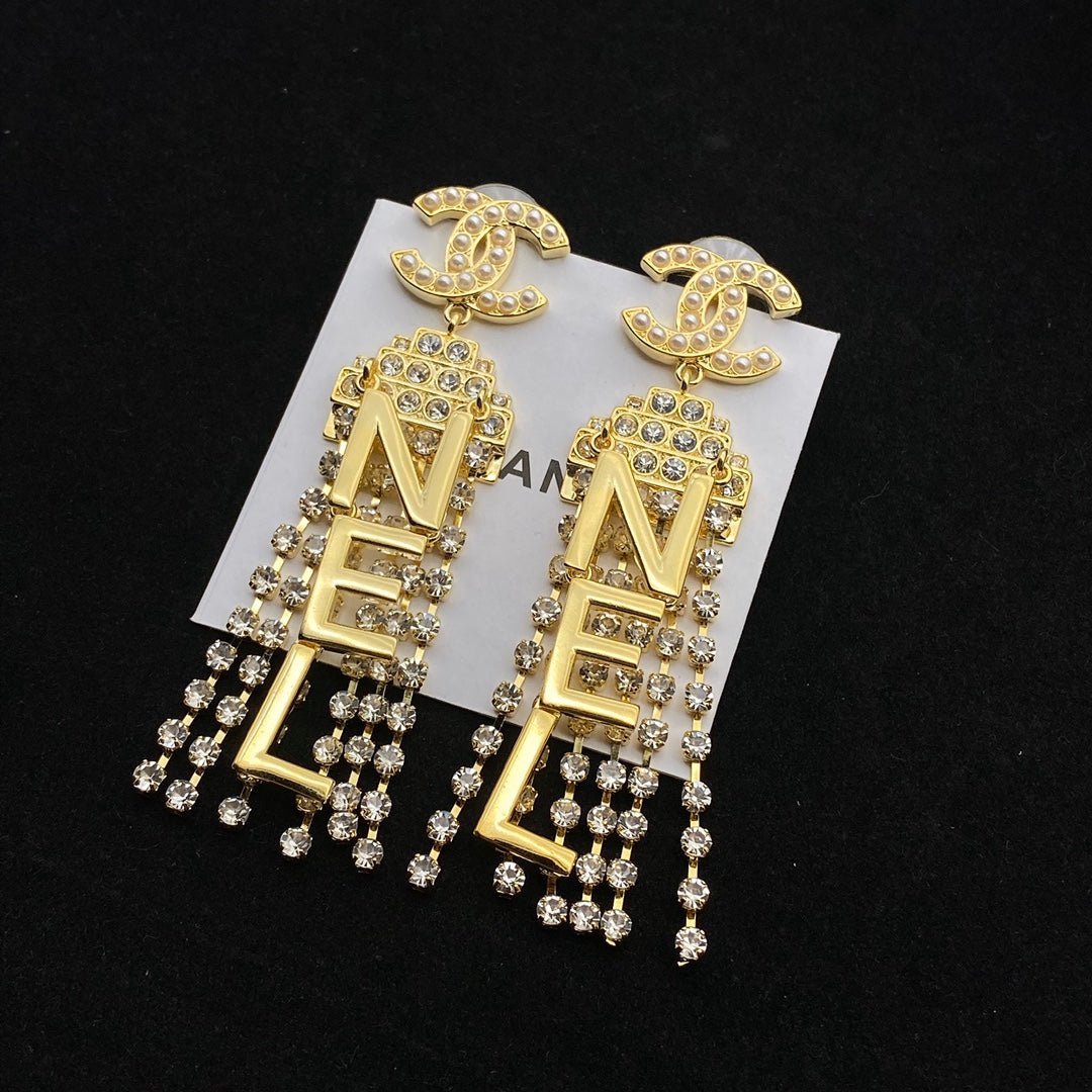 Boucles d'oreilles pendantes scintillantes avec pompon et diamants