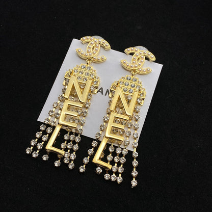 Boucles d'oreilles pendantes scintillantes avec pompon et diamants