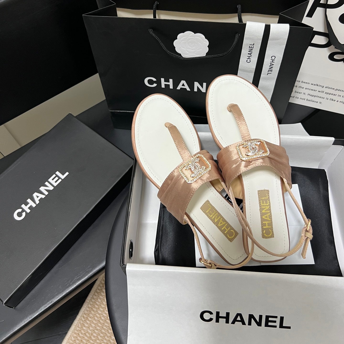 Chanclas con hebilla de diamantes de moda