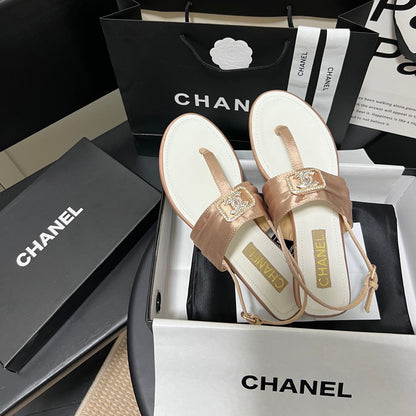 Chanclas con hebilla de diamantes de moda