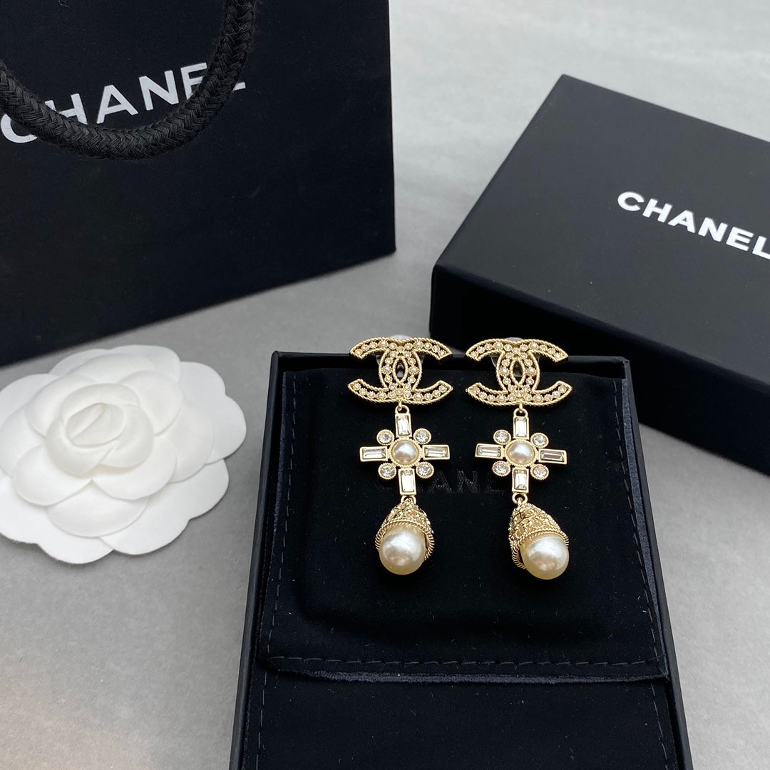 Boucles d'oreilles perles et panneau floral diamanté