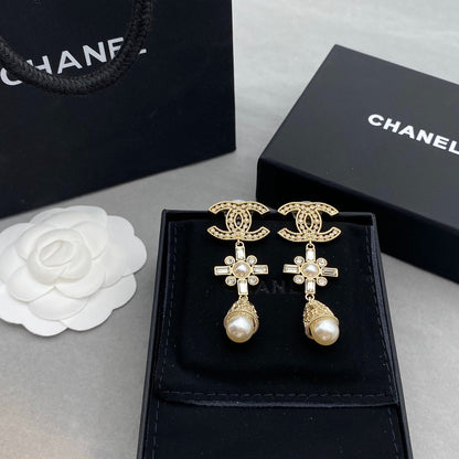 Boucles d'oreilles perles et panneau floral diamanté