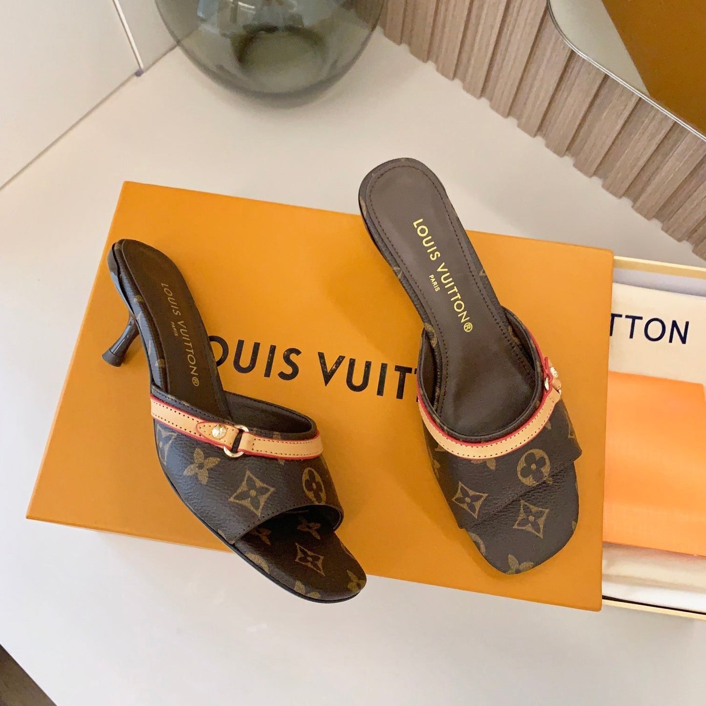 Nouvelles sandales à talon Monogram