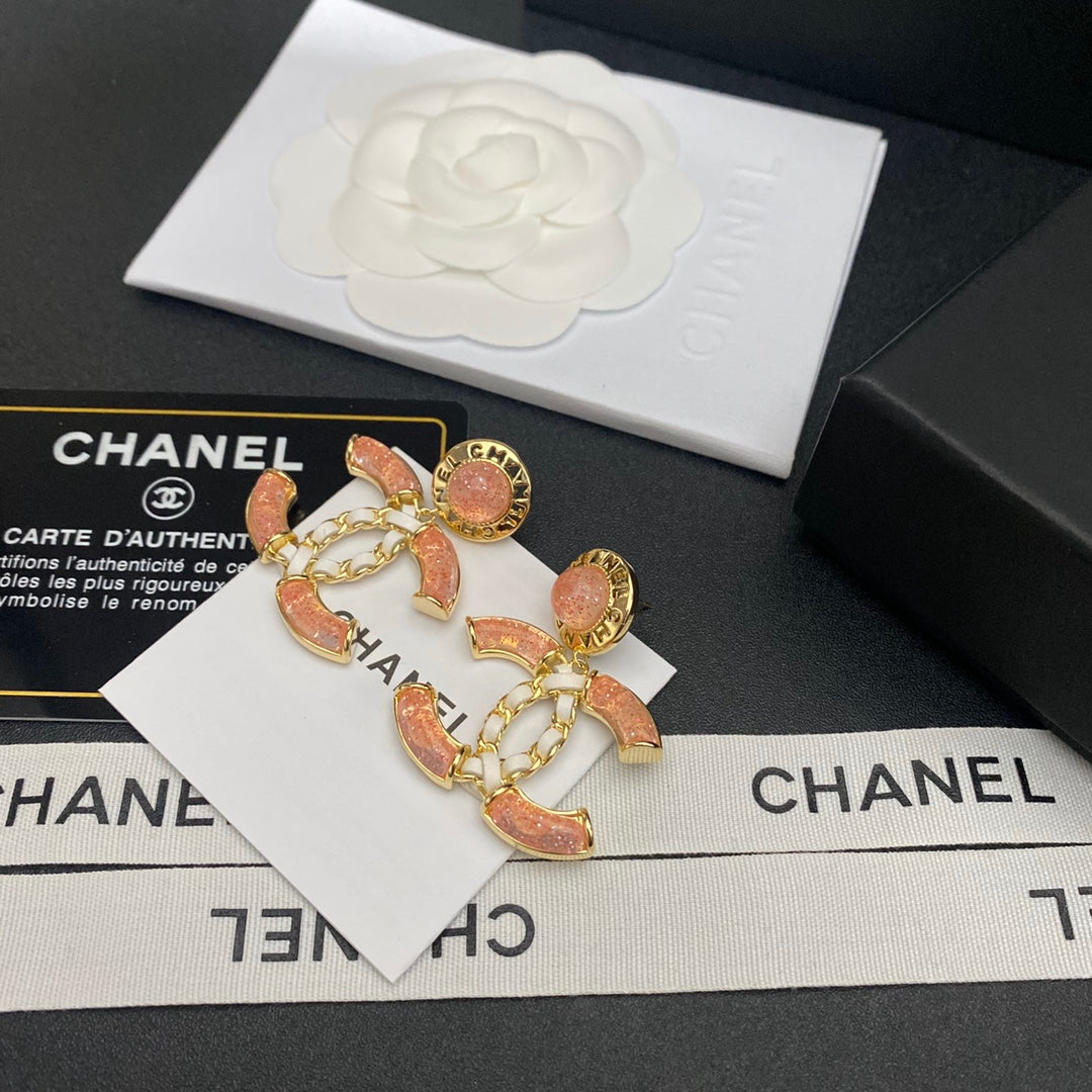 Pendientes de cuero brillante con el logo