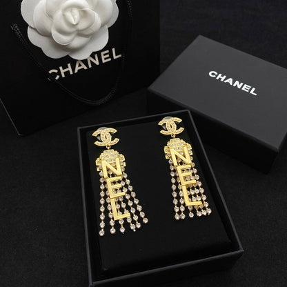 Boucles d'oreilles pendantes scintillantes avec pompon et diamants