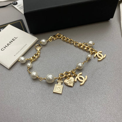 Pulsera con colgante de botella de perfume