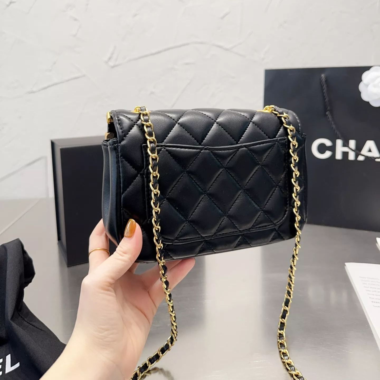 Bolso de cuero con monograma metálico Lucky Charm