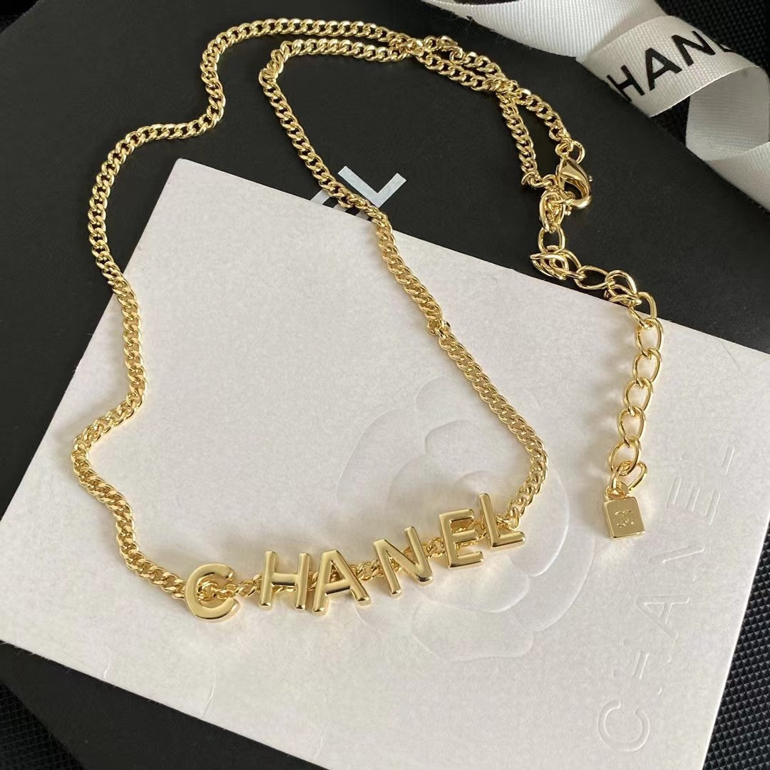Collar con letras doradas de moda