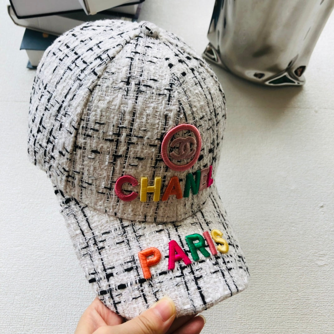 Casquette de baseball femme brodée de lettres colorées