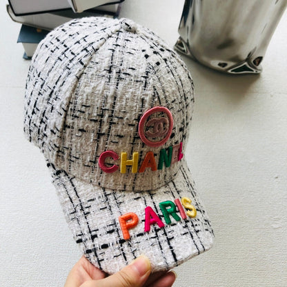 Casquette de baseball femme brodée de lettres colorées