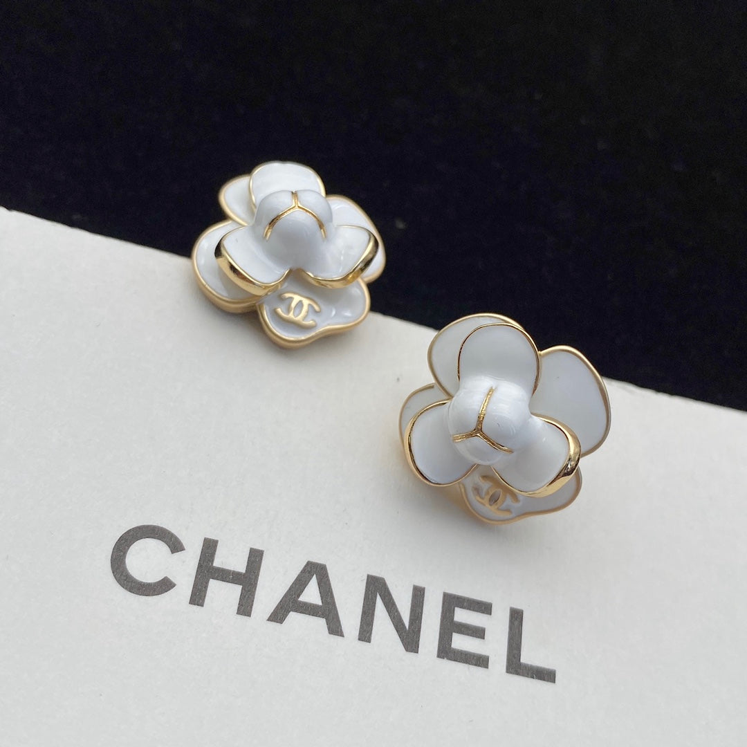Puces d'oreilles élégantes Camélia