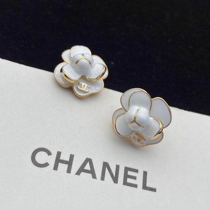 Puces d'oreilles élégantes Camélia