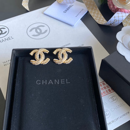 Boucles d'oreilles clous élégantes avec perles et lettres