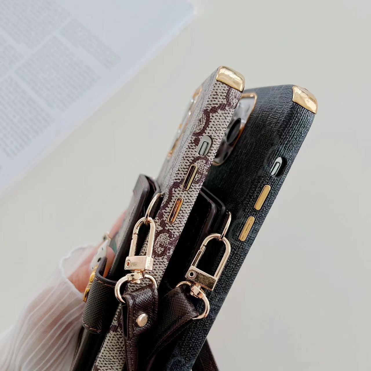 Étui portefeuille avec bandoulière et bordure dorée