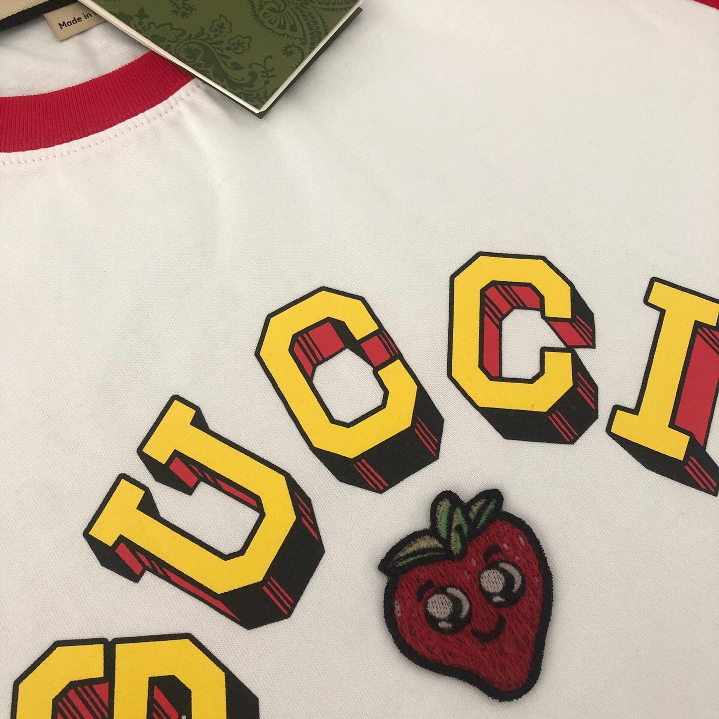 T-shirt coupe ajustée à manches courtes avec empiècements