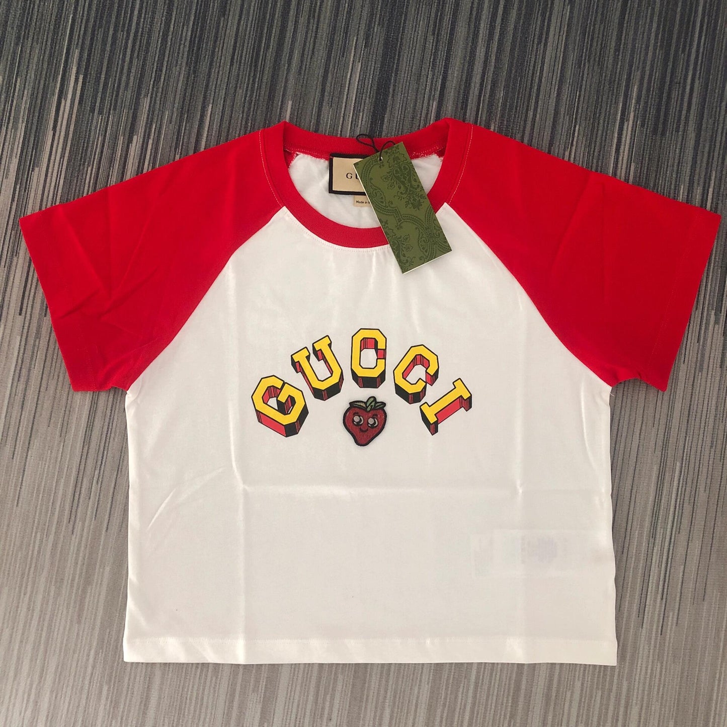 T-shirt coupe ajustée à manches courtes avec empiècements