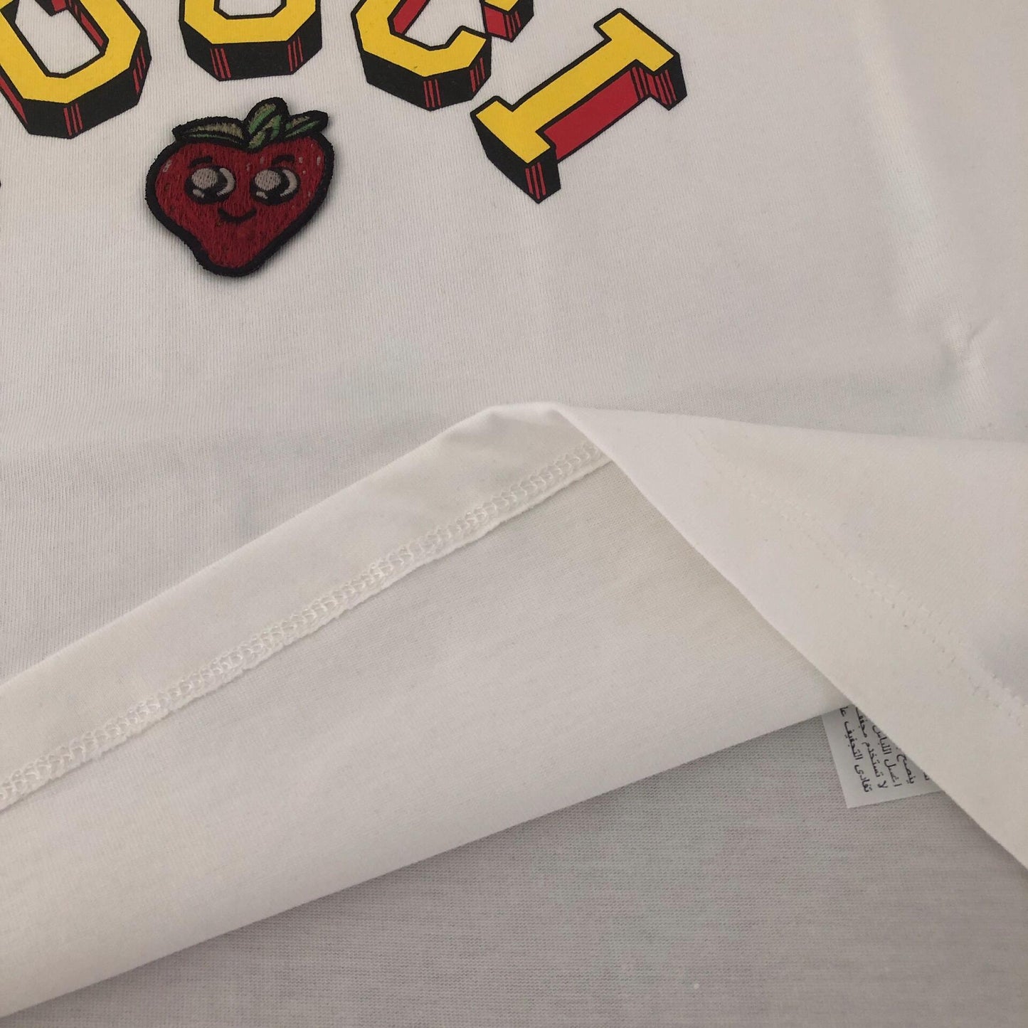 T-shirt coupe ajustée à manches courtes avec empiècements