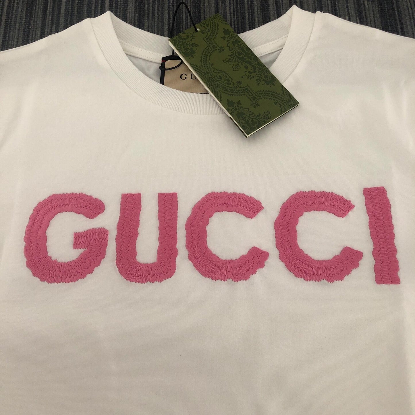 T-shirt à manches courtes brodé lettre couleur dopamine