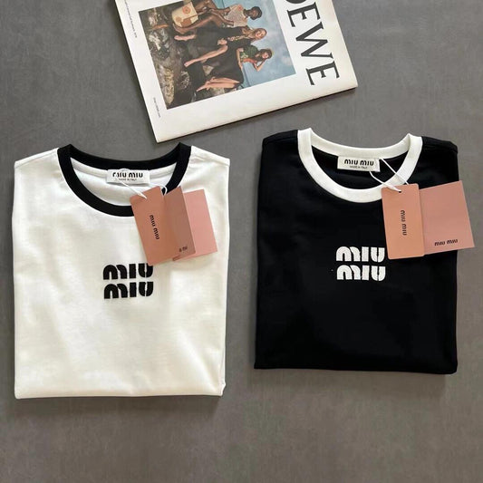 Camiseta de manga corta bordada con parche de letras de logotipo pequeño