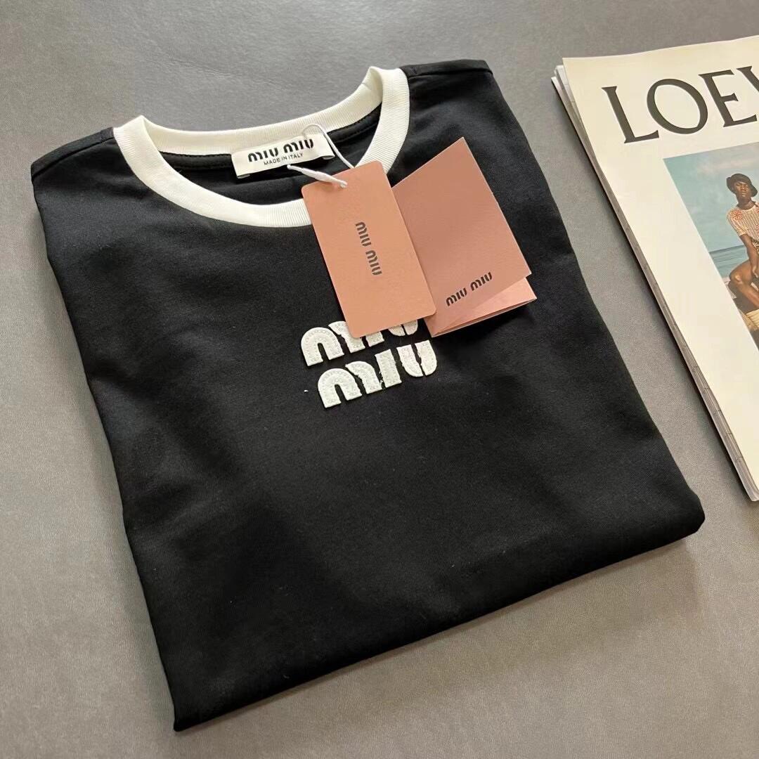 T-shirt à manches courtes brodé d'un petit écusson logo