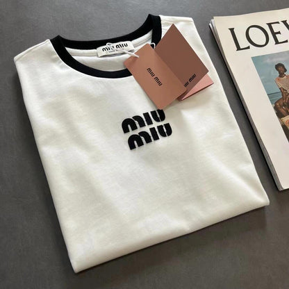 T-shirt à manches courtes brodé d'un petit écusson logo