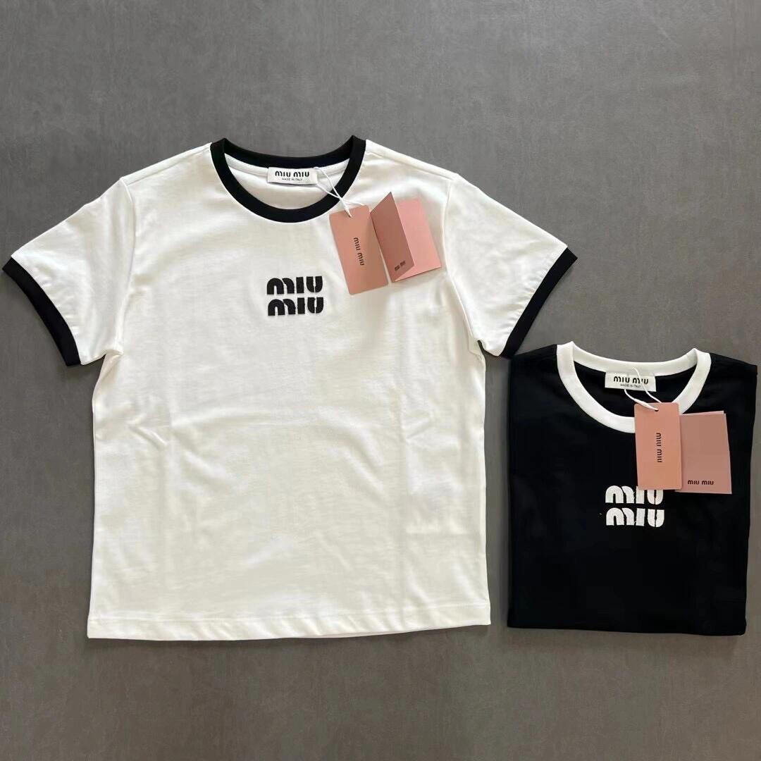 T-shirt à manches courtes brodé d'un petit écusson logo