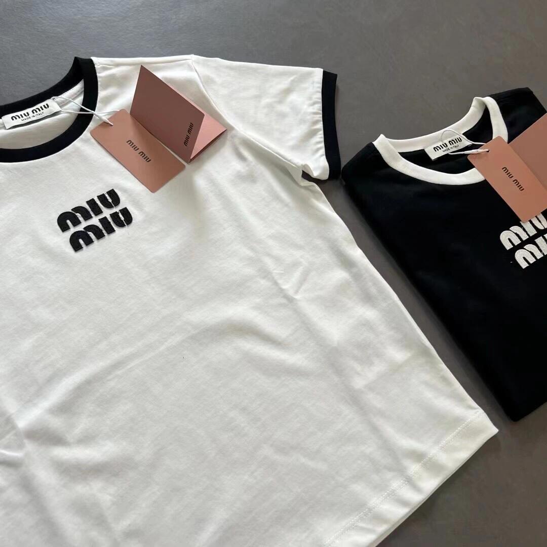 T-shirt à manches courtes brodé d'un petit écusson logo