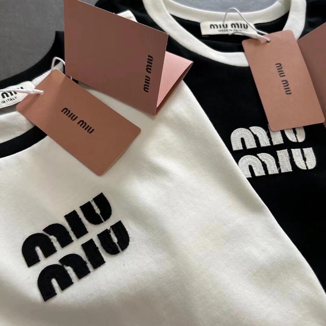 T-shirt à manches courtes brodé d'un petit écusson logo