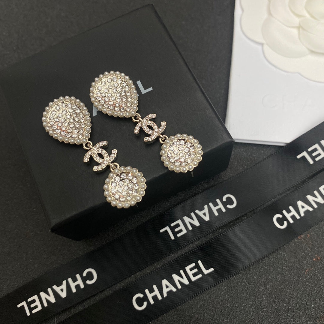 Pendientes de perlas con incrustaciones de diamantes