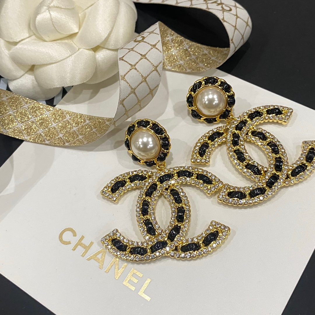 Pendientes de perlas de cuero negro Double C