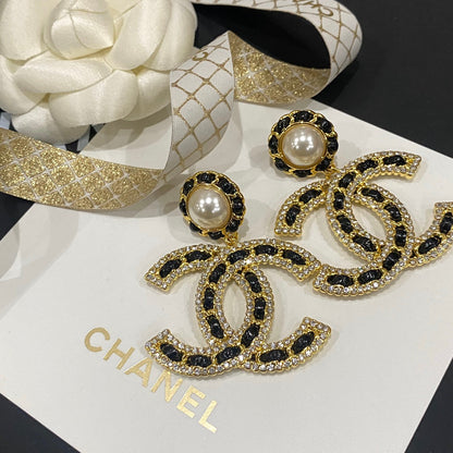 Pendientes de perlas de cuero negro Double C