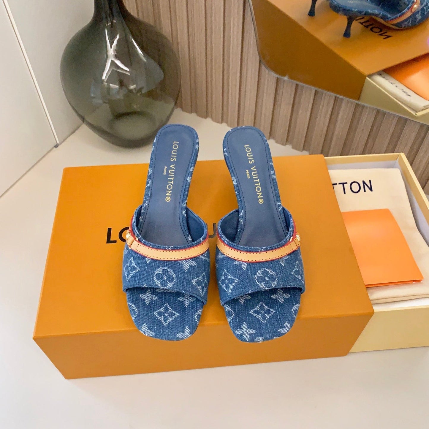 Nouvelles sandales à talon Monogram