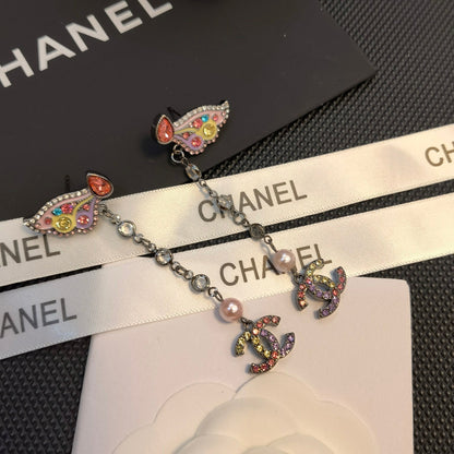 Pendientes de mariposa de cristal coloridos