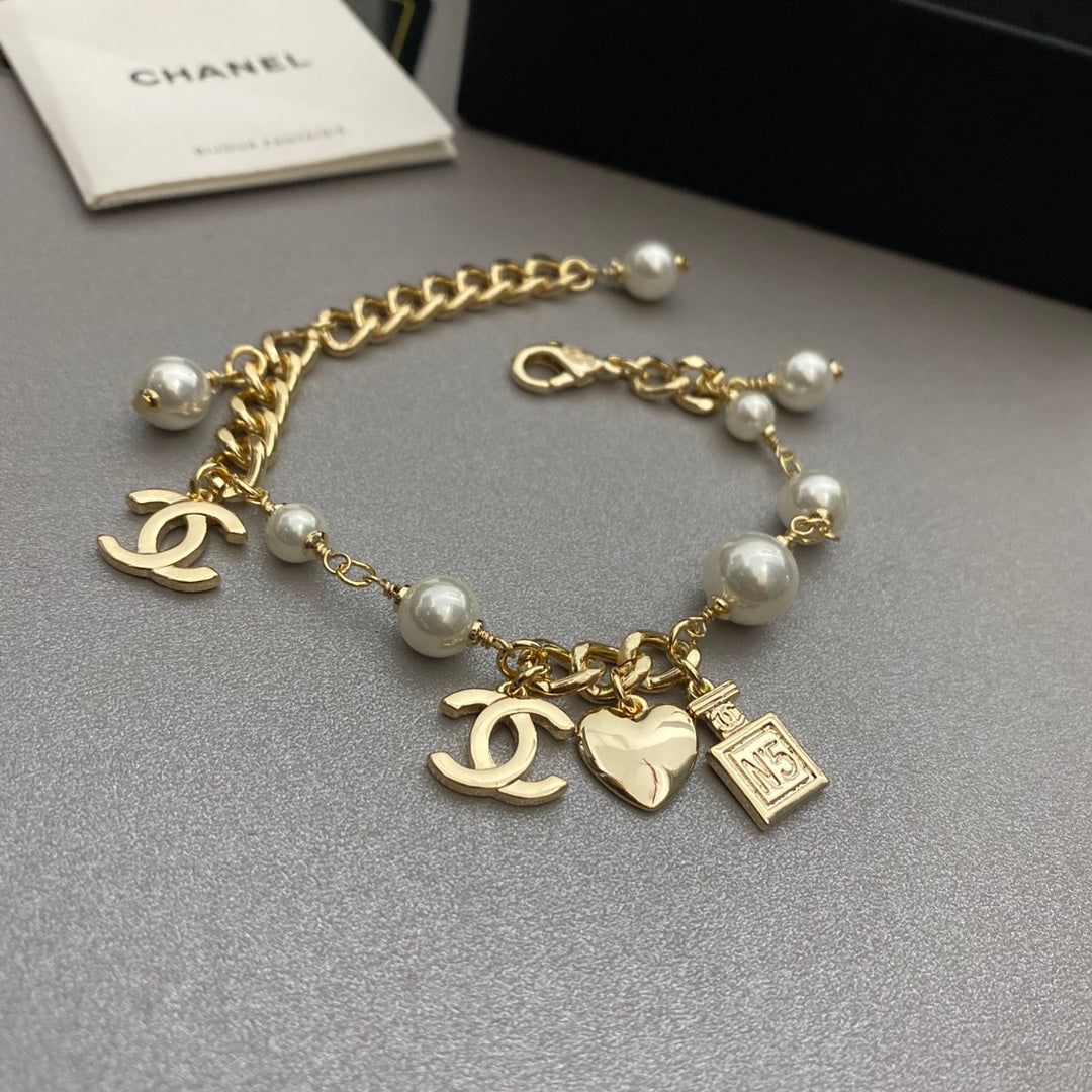 Pulsera con colgante de botella de perfume