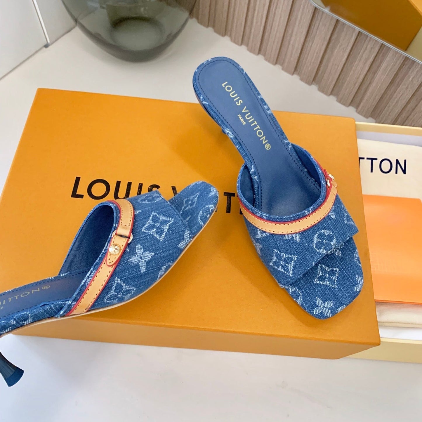 Nouvelles sandales à talon Monogram